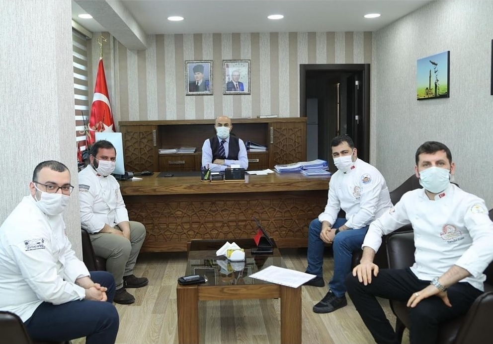 Konfederasyonumuza bağlı Güneydoğu Anadolu Aşçılar ve Pastacılar Federasyonu üyesi Mardin Aşçılar ve Pastacılar Derneğimiz tarafından planlanan MEZRONE ÜZÜMÜ FESTİVALİ projesi Mardin valimiz Sn. Mahmut Demirtaş'a sunulmuştur.