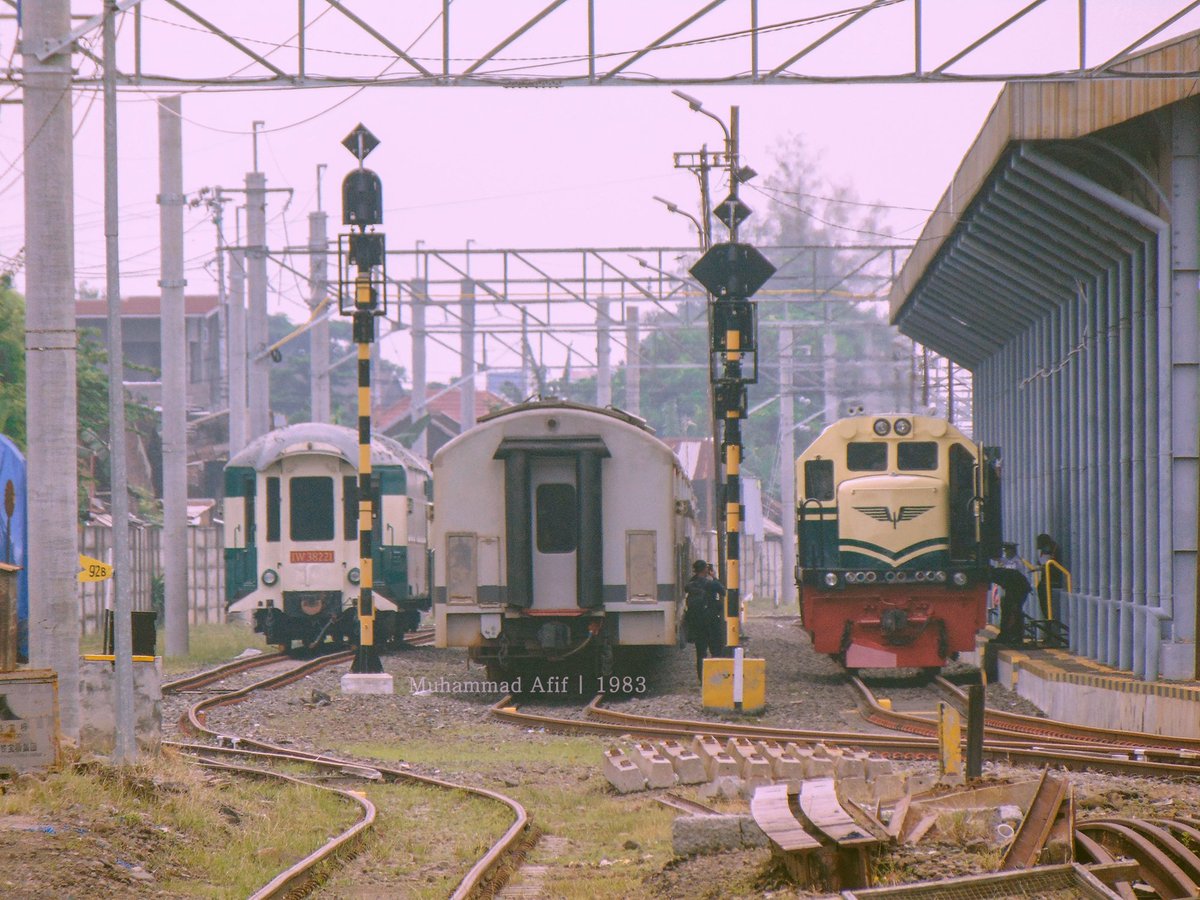 kuma___man's tweet photo. 2021 rasa 1980 an, kombinasi bareng Djoko Kendil pasti tjakep
#Vintage #LokomotifVintage #PJKA #CC20169 #CC2018331
@KAI121 @mas_didiek @keretaapikita https://t.co/dn4Egxq2xN