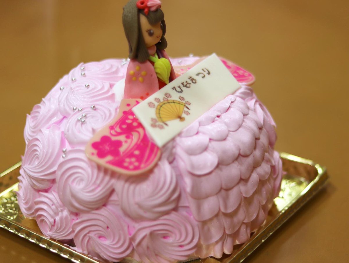 ট ইট র モンターニュ浜松 おひなさま期間限定 ひなドール ご予約受付中 砂糖菓子 をのせて ドレスはピンクのクリームで作りました プレートにお名前もお入れできます お問い合わせは各店舗まで 現在有玉店にてこちらのケーキを展示しています