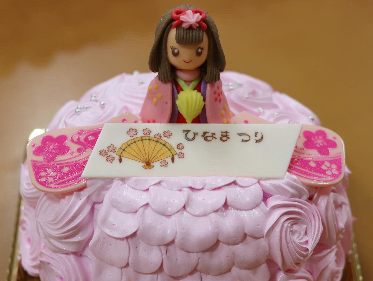 ট ইট র モンターニュ浜松洋菓子店 おひなさま期間限定 ひなドール ご予約受付中 砂糖菓子 をのせて ドレスはピンクのクリームで作りました プレートにお名前もお入れできます お問い合わせは各店舗まで 現在有玉店にてこちらのケーキを展示してい