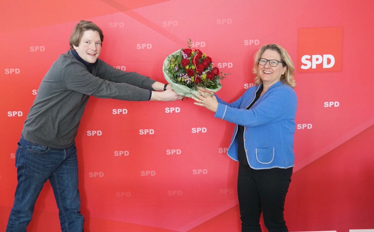 britainopello5's tweet image. Dass heutige Politiker, von denen viele von #Kompetenzsimulation leben, einander Versagen vorwerfen, ist seinerseits eine schöne Paradoxie. 

#Scheuer und #Klöckner haben sich mit solcher Simulation besonders weit aus dem Fenster gelehnt. #SvenjaSchulze schließt nahtlos auf.