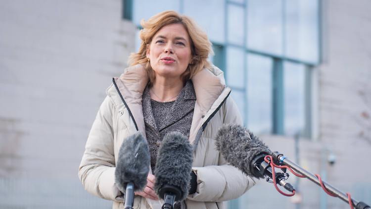 britainopello5's tweet image. Dass heutige Politiker, von denen viele von #Kompetenzsimulation leben, einander Versagen vorwerfen, ist seinerseits eine schöne Paradoxie. 

#Scheuer und #Klöckner haben sich mit solcher Simulation besonders weit aus dem Fenster gelehnt. #SvenjaSchulze schließt nahtlos auf.