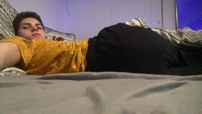 I&rsquo;m accepting bf applications cause my dog isn&rsquo;t cuddling with me https://t.co/jRCMsB1ToC<a href="/tag/gayvn2021"class="tags"><span>#gayvn2021</span></a>