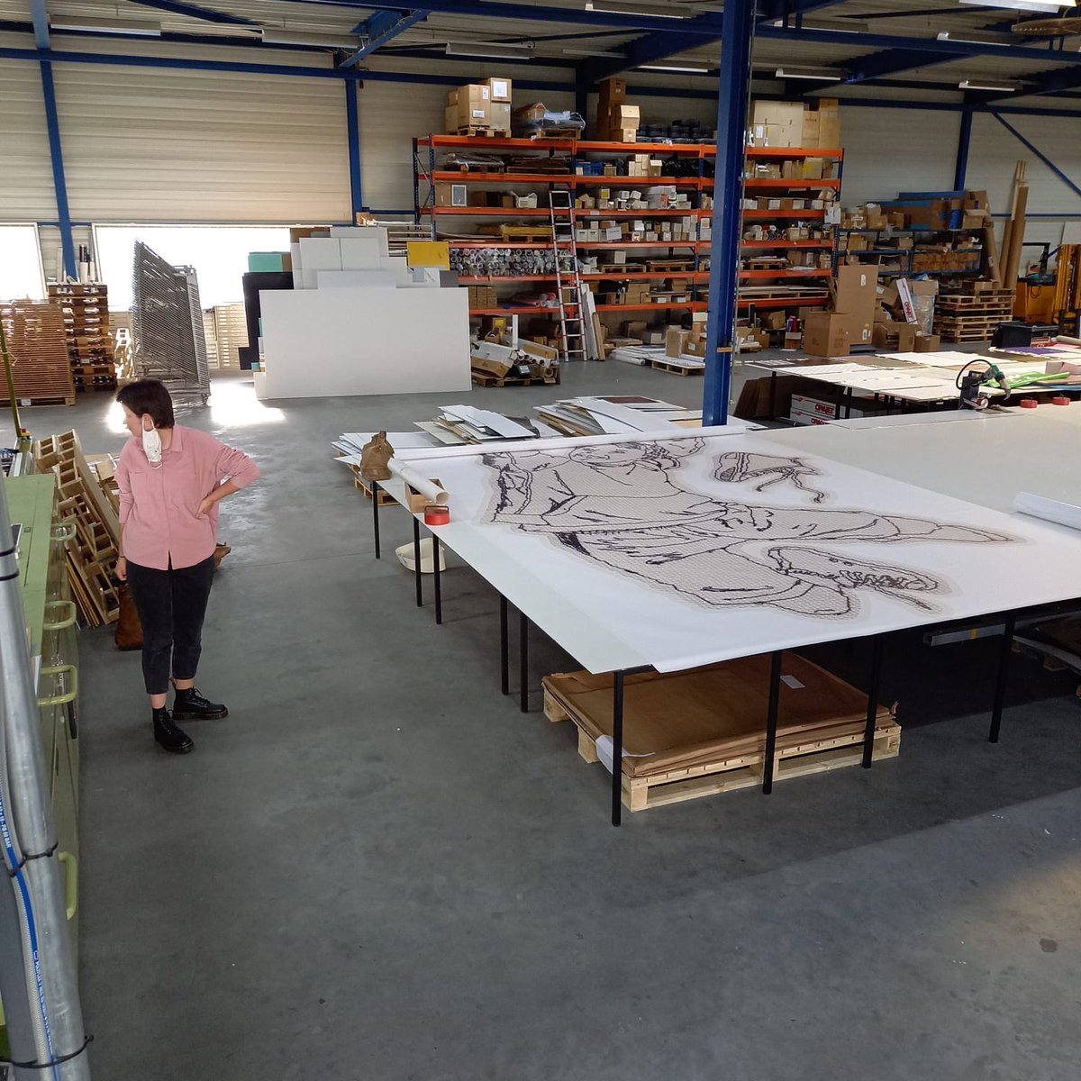 Hier wordt gewerkt! Kunstenares Riëtte Sommerdijk en haar crew zijn bij zeefdrukkerij Screendruk Art bezig met het grote geveldoek van Dankraam Tilburg. De onthulling is dit weekend...meer informatie volgt snel🙂 #achterdeschermen #dankraamtilburg #zinin #coronahelden #Tilburg