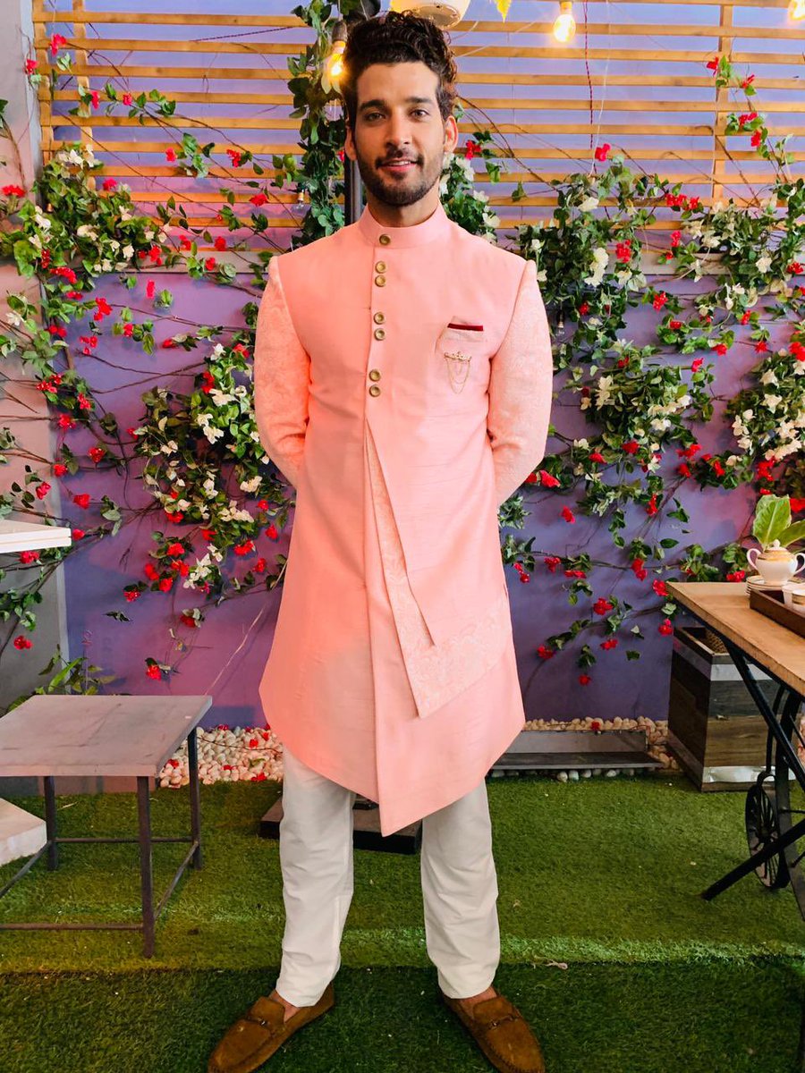 Manzile mujhe chhod gayi raaston ne sambhaal liya, zindagi Teri jarurat nahi mujhe haadso ne paal liya 🙏.