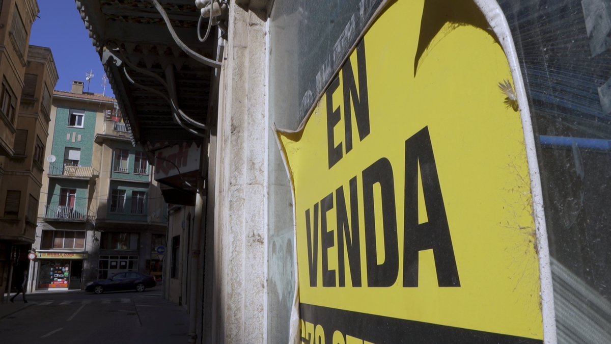 senseficcio's tweet photo. El petit comerç és un dels factors de cohesió de la societat catalana. Però afronta reptes importants que podrien qüestionar-ne el futur.
 
⌛ Ara comença, a @tv3cat, “Adeu a les botigues?” 
 
📲 Comenta'l  👉 #FuturPetitComerçTV3
 
Segueix-lo ▶️ https://t.co/GlcdZFKHHB https://t.co/KZGvCq9iTT