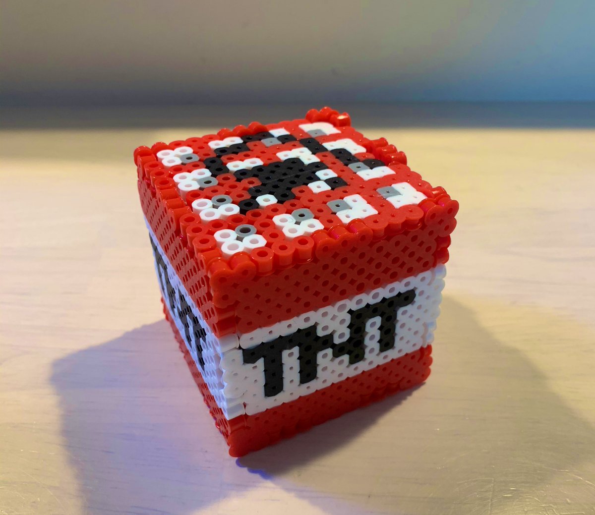 Coderdojo白河 くろ 寒い日の休日はアイロンビーズが習慣化しておりますが ついに立体化 マイクラのtnt を子供達と分担して3人がかりで作り上げました 思いのほか上手くできて感動 笑 Minecraft アイロンビーズ Coderdojo白河 くろ 寒い日の休日はアイロンビーズが習慣化しておりますが ついに立体化 マイクラのtnt を子供達と分担して3人がかりで作り上げました 思いのほか上手くできて感動 笑 Minecraft アイロンビーズ