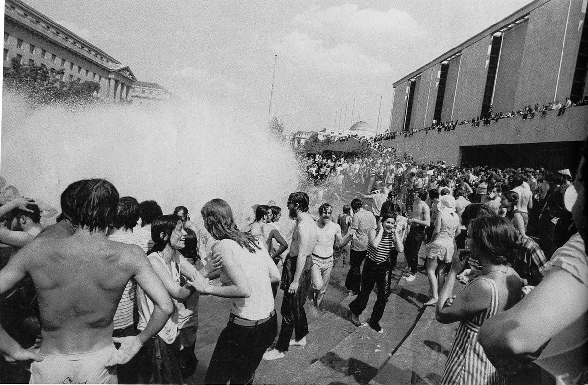 instrumenta3's tweet photo. Garry Winogrand (14 January 1928 – 19 March 1984)
#photography #photographers #photos #cameras #lenses #fotografía #fotógrafos #fotos #cámaras #lentes #canon #nikon #sony #fuji #leica #winogrand #garrywinogrand https://t.co/NBPR9nUjYB