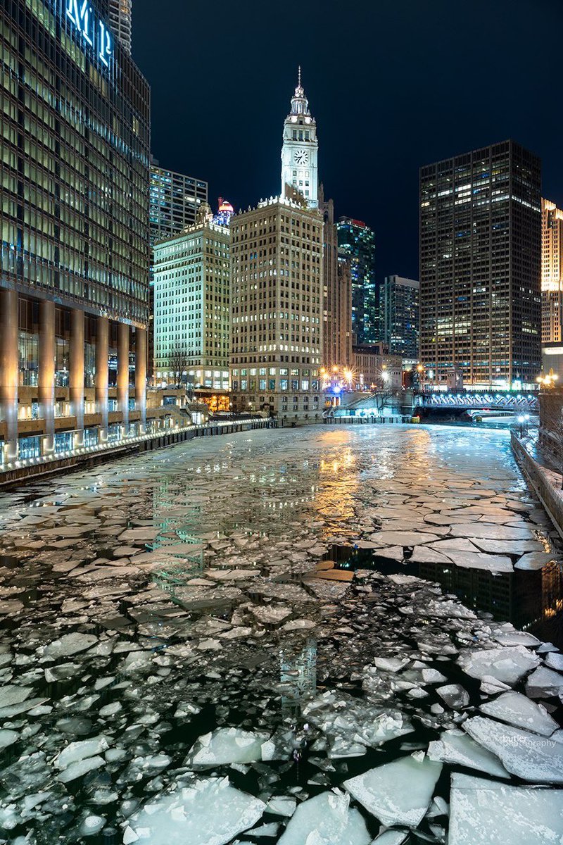 You're cracking me up.   The Chicago River on Monday night as we thaw-out of the Chiberian season.           Click photo to see whole image.  #weather #news #chiberia #ilwx #chicago #winter