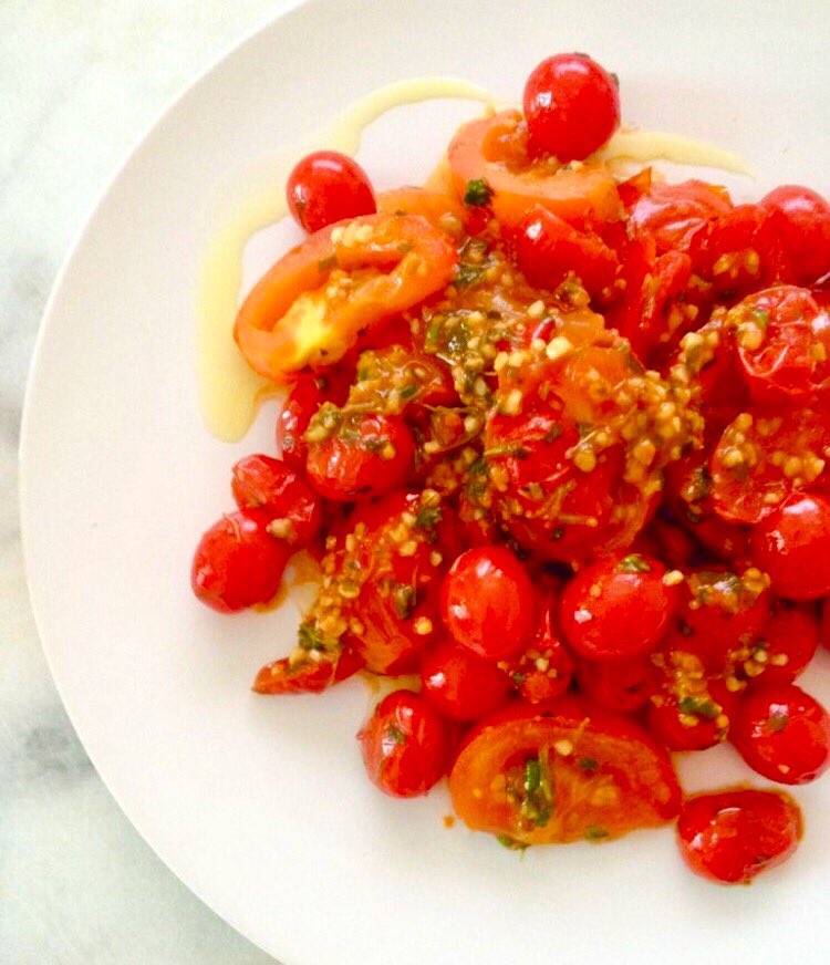 MauriciaJor's tweet image. #mauriciasrecipes Mauricia’s Garlic and Coriander Breakfast Tomatoes. Recipe now available on both the blog and Facebook Page. Links in profile. #FriedTomatoes #GarlicTomatoes #BreakfastSide #TomatoRecipe #EasyToFollowRecipe #20MinuteRecipe