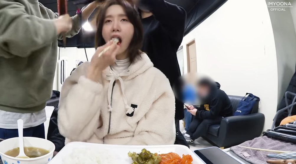 yoonvisual's tweet image. มันจะมีไอดอลหญิงสักกี่คนที่กินข้าวโชว์ได้ทุกรายการอะ 55555555555555555555555555555555555 Something never change 😂😂