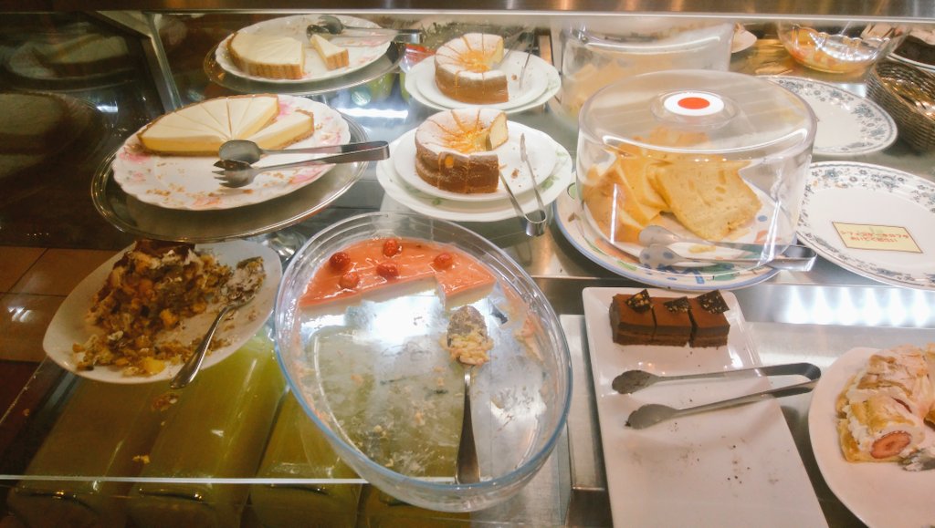 ShigaoyaG's tweet image. 娘の高校入試合格祝いにカジュアルディナー。
前菜バイキング･チーズフォンデュ･パスタ･パエリヤからの、ケーキバイキングで食べ放題。🍰🍮🍰
ついついビンボー根性で食べ過ぎた…(￣。￣;)ｹﾞﾎｯ

#女子メシにオッサン場違い
#olivekitchen