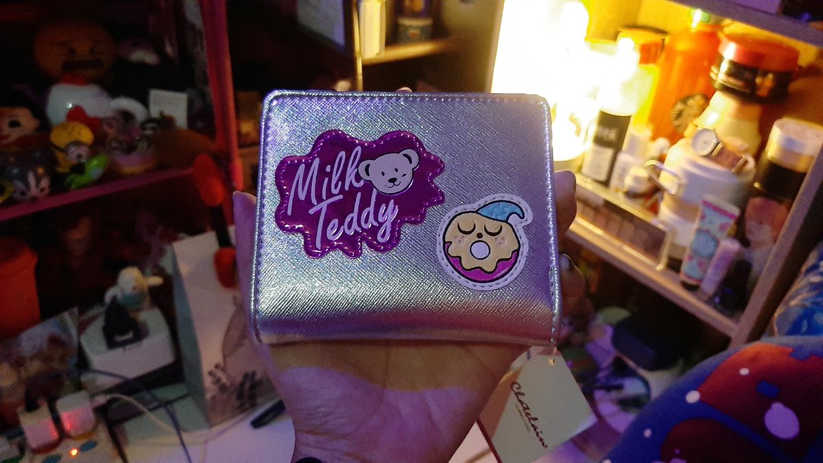 Keynoonna's tweet photo. Aku baru inget...jaman SD pengen punya dompet Milk Teddy, tapi ga kesampean sama sekali dikarenakan kondisi keuangan orang tuaku ga stabil...😌
Dan baru hari ini aku punya dompet merk Milk Teddy dengan bantuan info diskonan...😂
Aku dpt di harga 45k jadinya dr hrga tag 150k...🥳 https://t.co/hFTDZzpruz