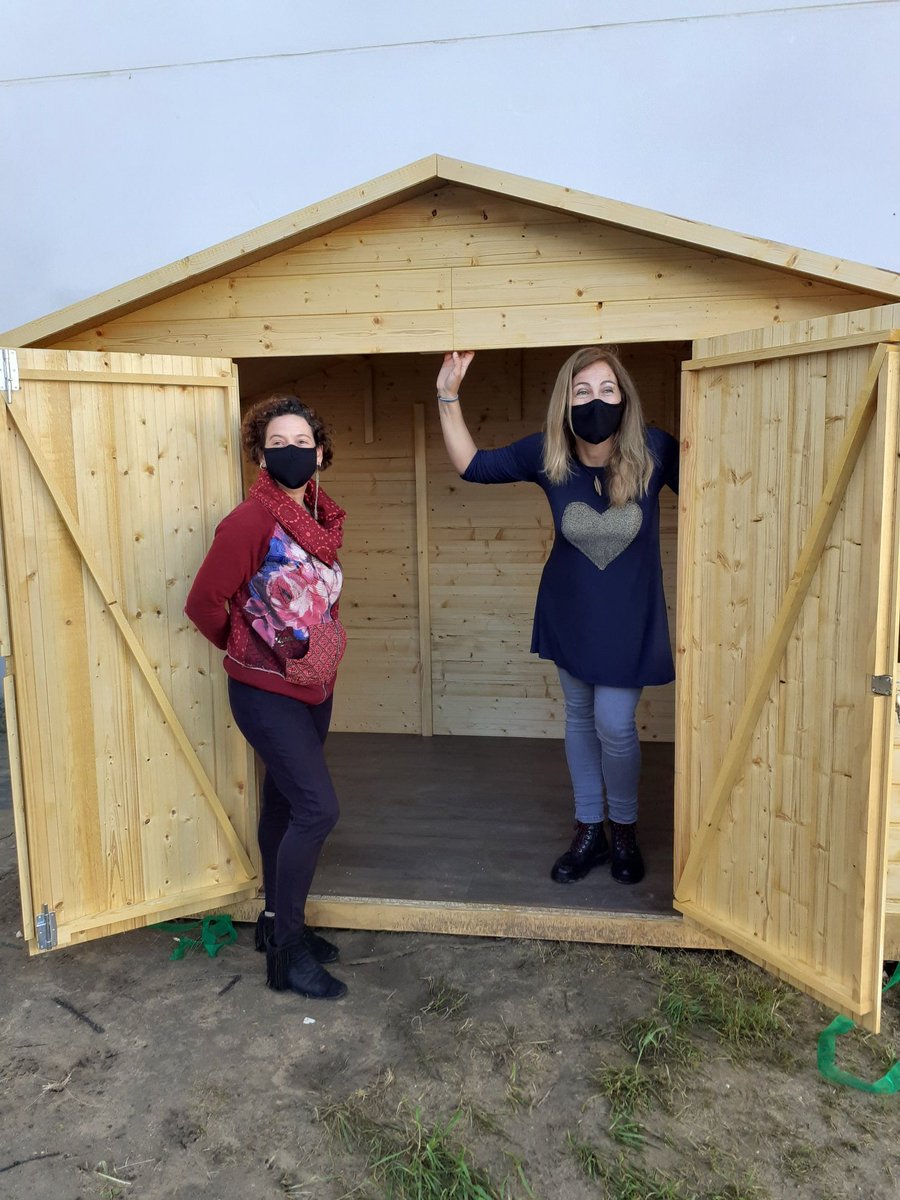 Inaguración de la casita de aperos del huerto ecológico del CEIP La Barrosa. Las coordinadoras del protecto ALDEA y ECOHUERTO inaguran la nueva casita para los aperos de labranza. #ecohuerto #huertosecológicos @EcoescuelaAND