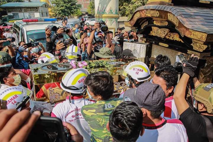 Huge crowds attended Funeral for a man who was shot dead by security forces during crackdown on an anit-regime protest  on Feb 20. Our lives are fragile Under Coup. How many lives will we lose in our Fight for Democracy?
OUR ELECTED GOVERNMENT
#WhatsHappeningInMyanmar
#Feb23Coup