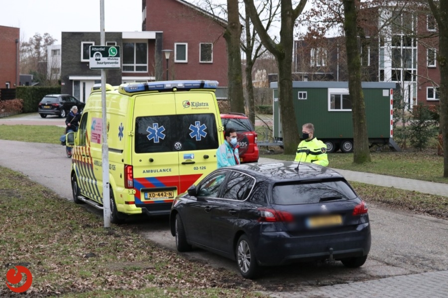 Fietser gewond na aanrijding met auto - DRACHTEN – De hulpdiensten werden dinsdagochtend gealarmeerd voor een ongeval letsel op de Landerijen in Drachten. Een fietser is... -..