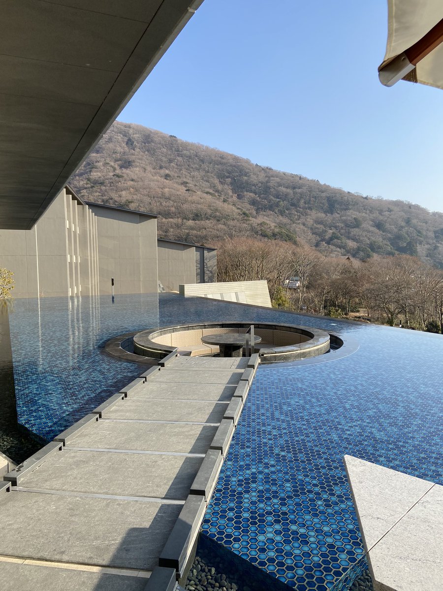 Kristijan Jakovljevic 先日妻と泊まった箱根芦ノ湖のはなをりの外観と水盤テラス