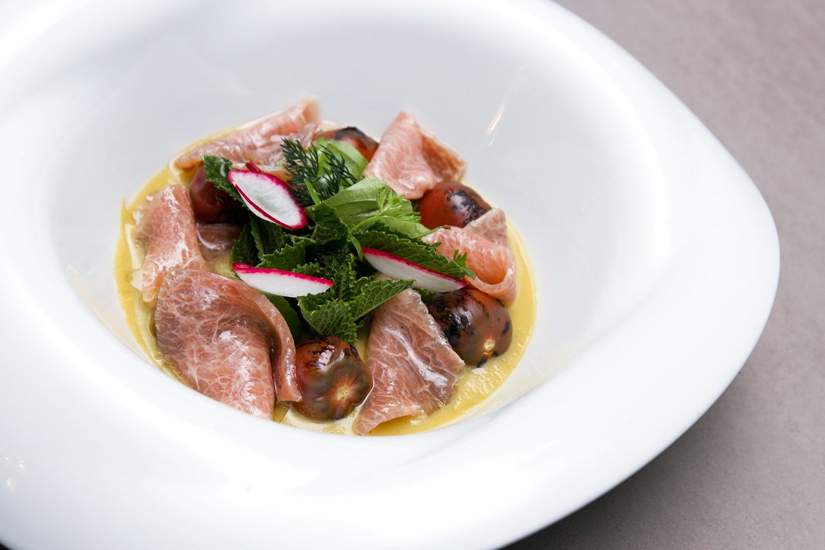 Atuneate's tweet image. Ya estábamos contando los días para volver a ir a La Cruz Blanca! Y es que sus platos nunca fallan, y más cuando se trata de atún. Ventresca de atún rojo en salazón, crema de olivas verdes y tomates a la brasa.
•
#atuneate #atunitis #atunrojo #instagood  #bluefintuna