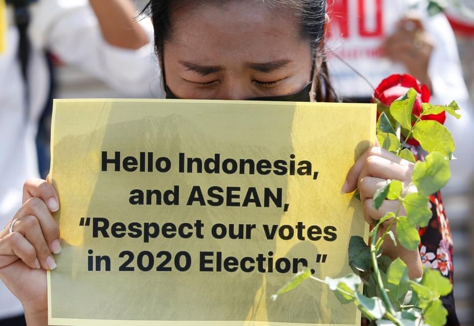 hannayuri_twt's tweet photo. A Myanmar woman living in Thailand breaks into tears during a protest against Indonesian government's alleged support to the junta, at the Indonesian embassy in Bangkok, Thailand, 23 February 2021. #WhatsHappeningInMyanmar #Feb23Coup https://t.co/hECwaZ31U9