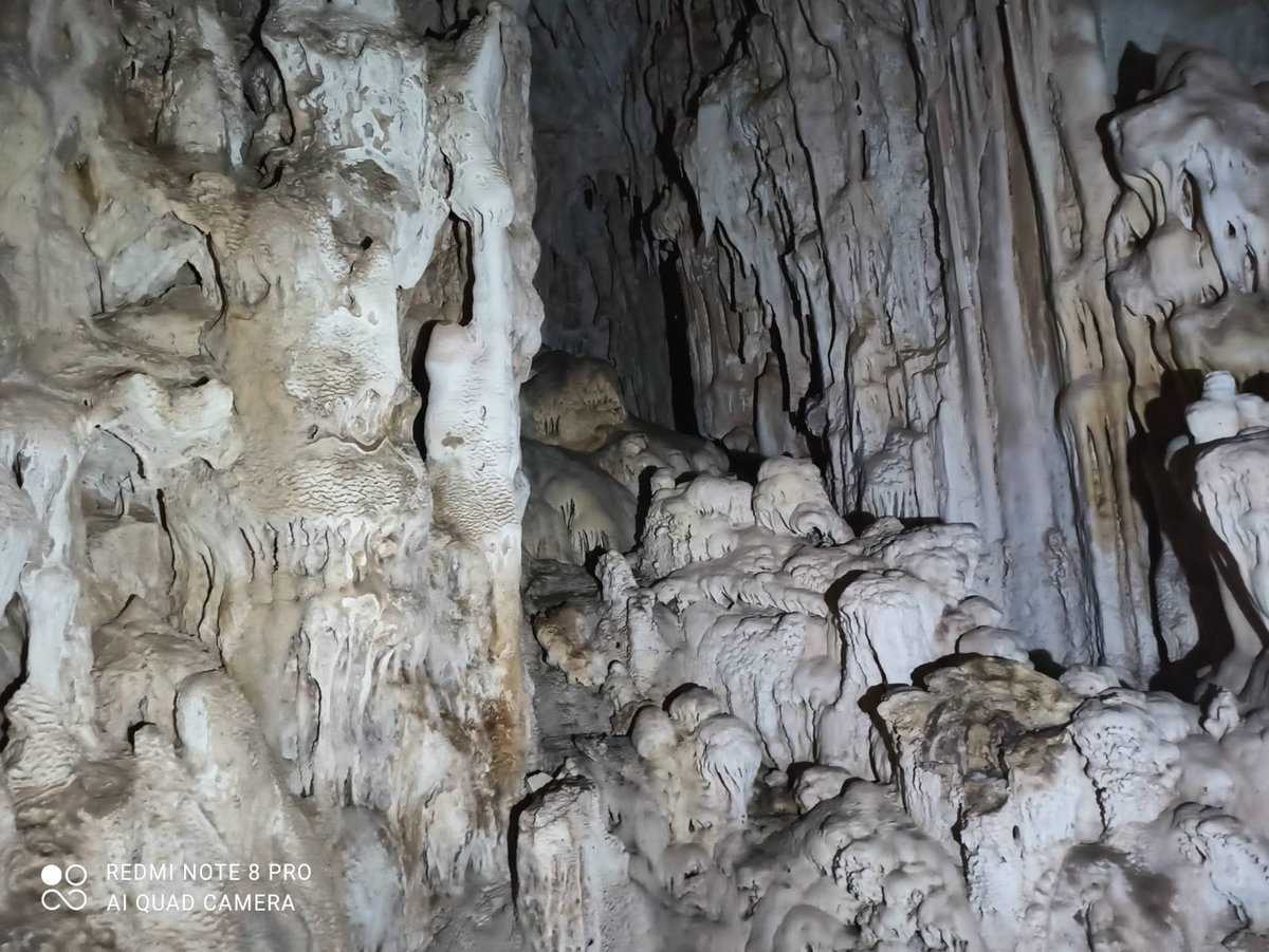 Hatay'da tesadüfen bulunan bir mağara. Suyun kaya ile birlikte meydana getirdiği damlataşları, farklı şekildeki sarkıt, dikit sütunları ile bizlere muhtesem bir görsel ziyafet sunmakta ve bilimsel açıdan araştırılmayı beklemekte..#Hatay