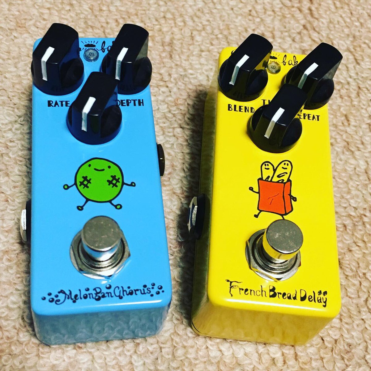 nishiiyukiko's tweet photo. 友達がくれた商品券の使い方をずっと考えていて、本日ギターエフェクターを入手🎸🥐🍞🐼
メロンパンコーラス🍈とフランスパンディレイ🥖
全部そろえたくなる
#effectsbakery #melonpanchorus #frenchbreaddelay #guitareffecter https://t.co/ksihzdKBnT