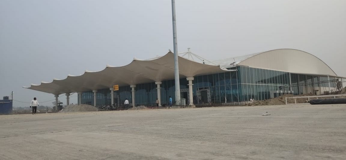 AAI_Official's tweet image. Spread over 590 acres in Kushinagar district of UP, #AAI&apos;s #Kushinagar International Airport is ready to welcome commercial flights after receiving a 4C VFR license for day operations from @DGCAIndia. The airport is licensed for operating B737-900 type or equivalent aircraft.