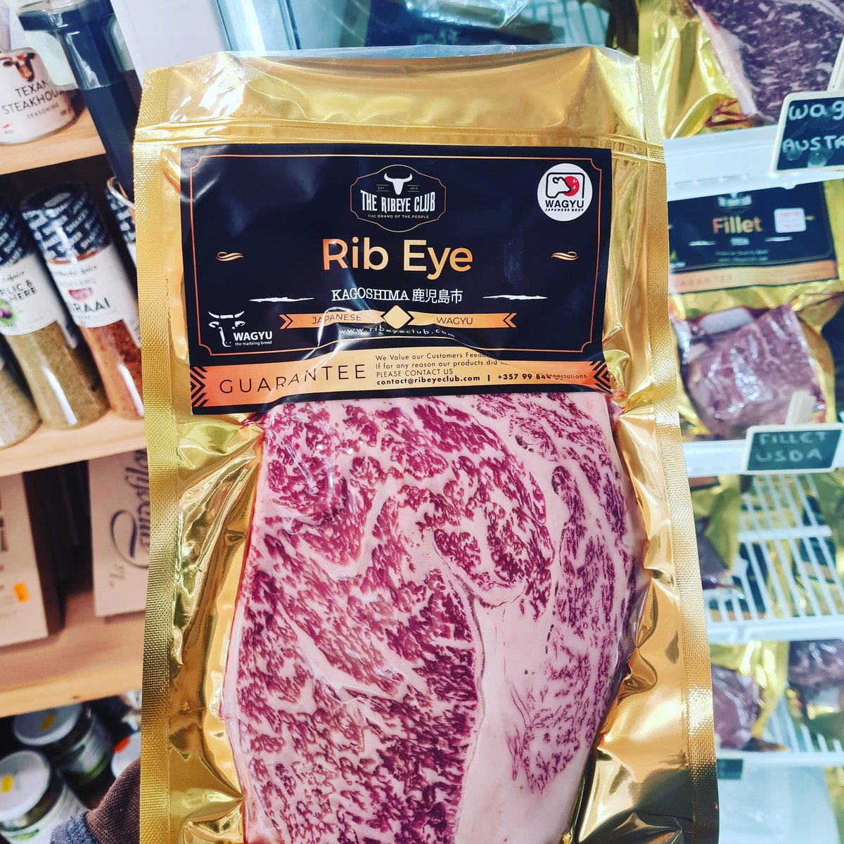 RibeyeClub's tweet photo. 🇯🇵🥩This Ribeye has a fine  characteristic taste of Japanese wagyu beef. 
💥Another great choice is the rib roast (リブロース, riburōsu), offering a nice balance between marbled and lean meat and this cut is most often used for shabu-shabu, Japanese fondue.
  #wagyu #wagyubeef https://t.co/uzdcJQp817