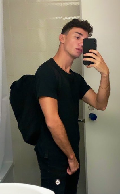 1 pic. Daytime Me vs Nighttime Me       
Which one you prefer? ?                    
Day —> Like ?? 