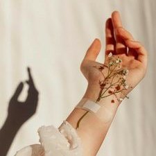vert_renard's tweet photo. •[ #shinsoukoku ]•

Рюноске лишь падший ангел. Его крылья сломаны, на их месте выросли другие. Вместо белых перьев теперь чёрная кожа, словно он летучая мышь.

Рюноске лишь падший ангел, который не в силах вынести чужого золотого божественного сияния и опускается на колени. https://t.co/kBOQjrZ6Dc