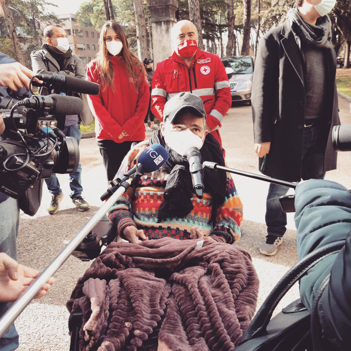 Un uomo.
Walter ha coltivato cannabis per alleviare i dolori della sua artrite reumatoide. Per questo è stato indagato e portato oggi a processo.
"Io vado fino in fondo. Mi assumo la responsabilità". E si è presentato davanti al giudice.
#IoStoConWalter #cannabis #spininelfianco