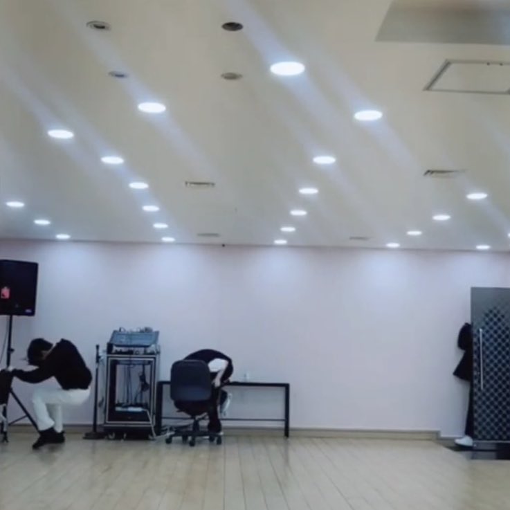 likeJYG's tweet photo. 흔히 강아지나 다람쥐나 토끼들은 숨바꼭질을 할 때 자기 눈만 가리면 아무도 못 본다고 생각을 합니다. https://t.co/0AM9o8NxrS