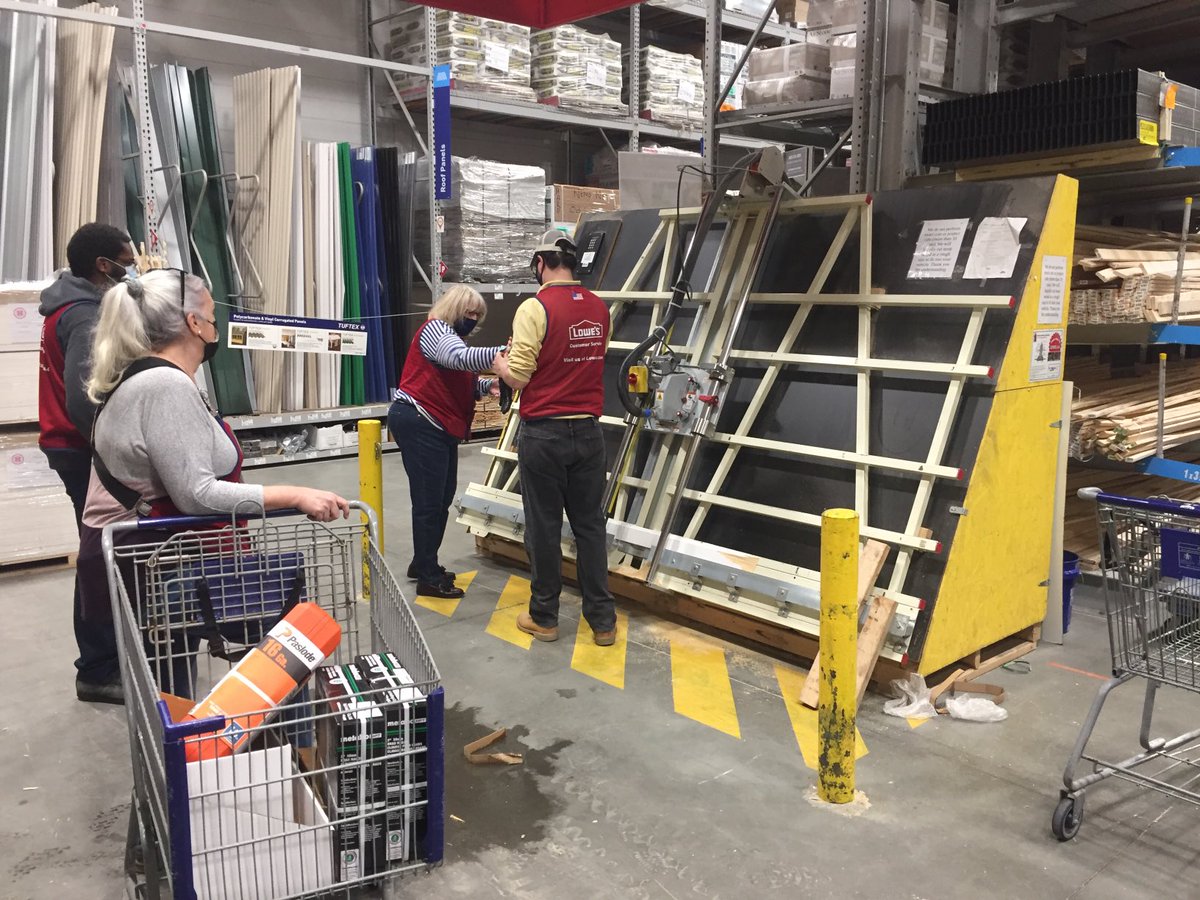 1889Lowes's tweet photo. One team one dream. Spring is coming. Cross training program alive today in Best store in the land. Milford 1889. Saw class. So proud of the team. Spring is coming @Bracken73P @SanjaPHopper #R18SpringHiring Allin https://t.co/oH1KdPlC1I