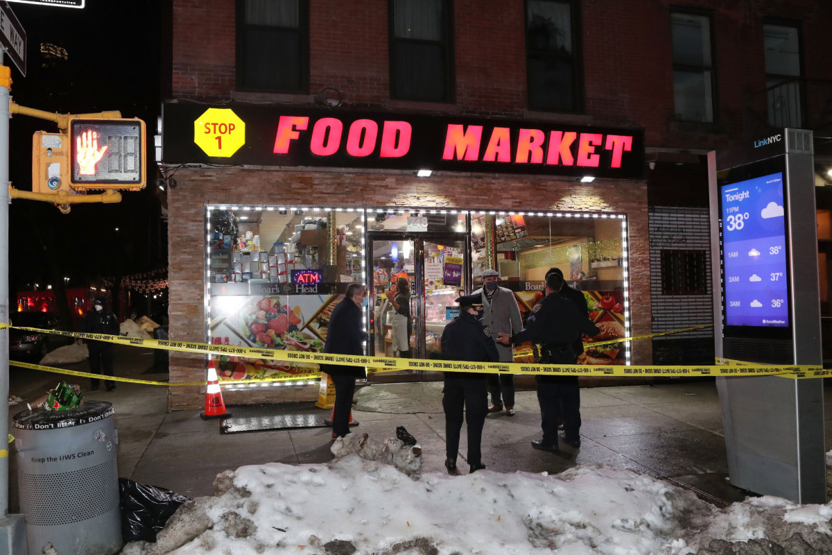 Man slashed in the throat outside Hell's Kitchen deli, cops say
