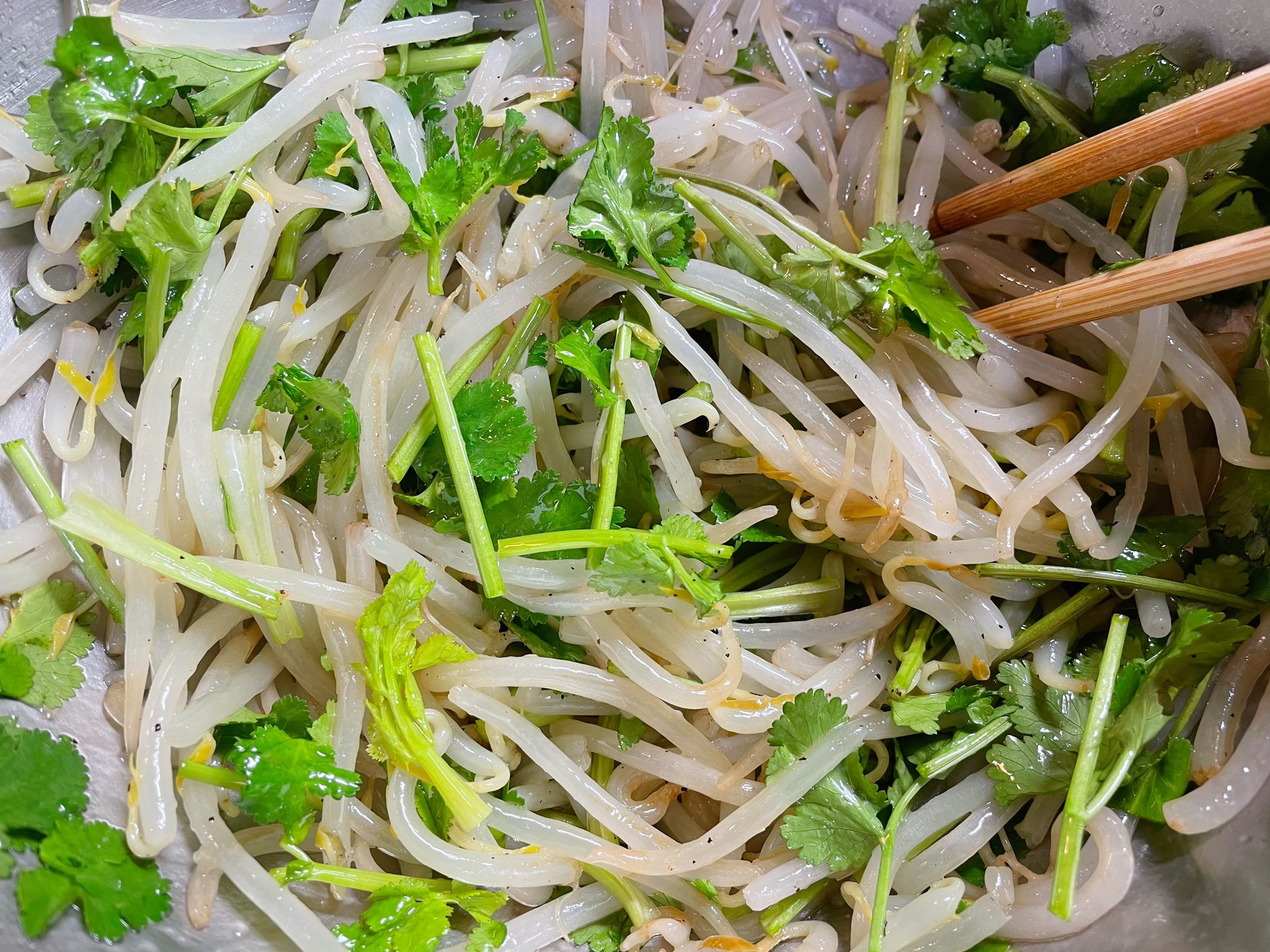 おりえ これほんと気に入ってて中華のときは迷わず作ってる もやしと香菜のサラダ もやし1袋を500wで4分チン 水気を切る 今日は袋の端切って軽く振って水切り 香菜 鶏ガラ顆粒小さじ1 胡麻油小さじ2 サラダ油小さじ2 ニンニクチューブ3cm 粗 おりえ これほんと気に入ってて中華のときは迷わず作ってる もやしと香菜のサラダ もやし1袋を500wで4分チン 水気を切る 今日は袋の端切って軽く振って水切り 香菜 鶏ガラ顆粒小さじ1 胡麻油小さじ2 サラダ油小さじ2 ニンニクチューブ3cm 粗