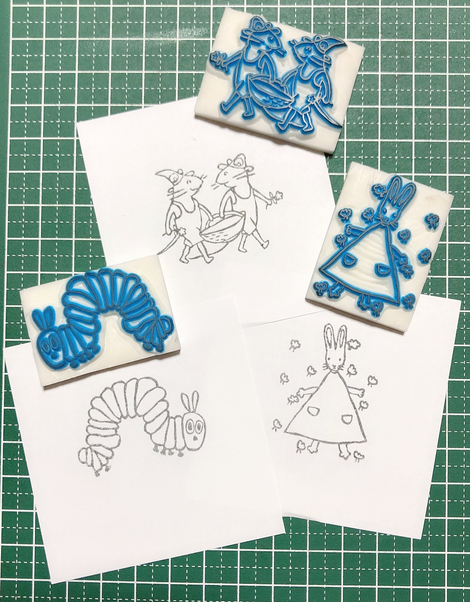 まき 在 Twitter 上 絵本 ぐりとぐら わたしのワンピース はらぺこあおむし より 今度 仕事で使う 久しぶりにダイソーの消しゴムはんこで彫ったけど 彫りにくかった 彫るナビってやっぱり彫りやすいんだなぁー 消しゴムはんこ ぐりとぐら わたしの
