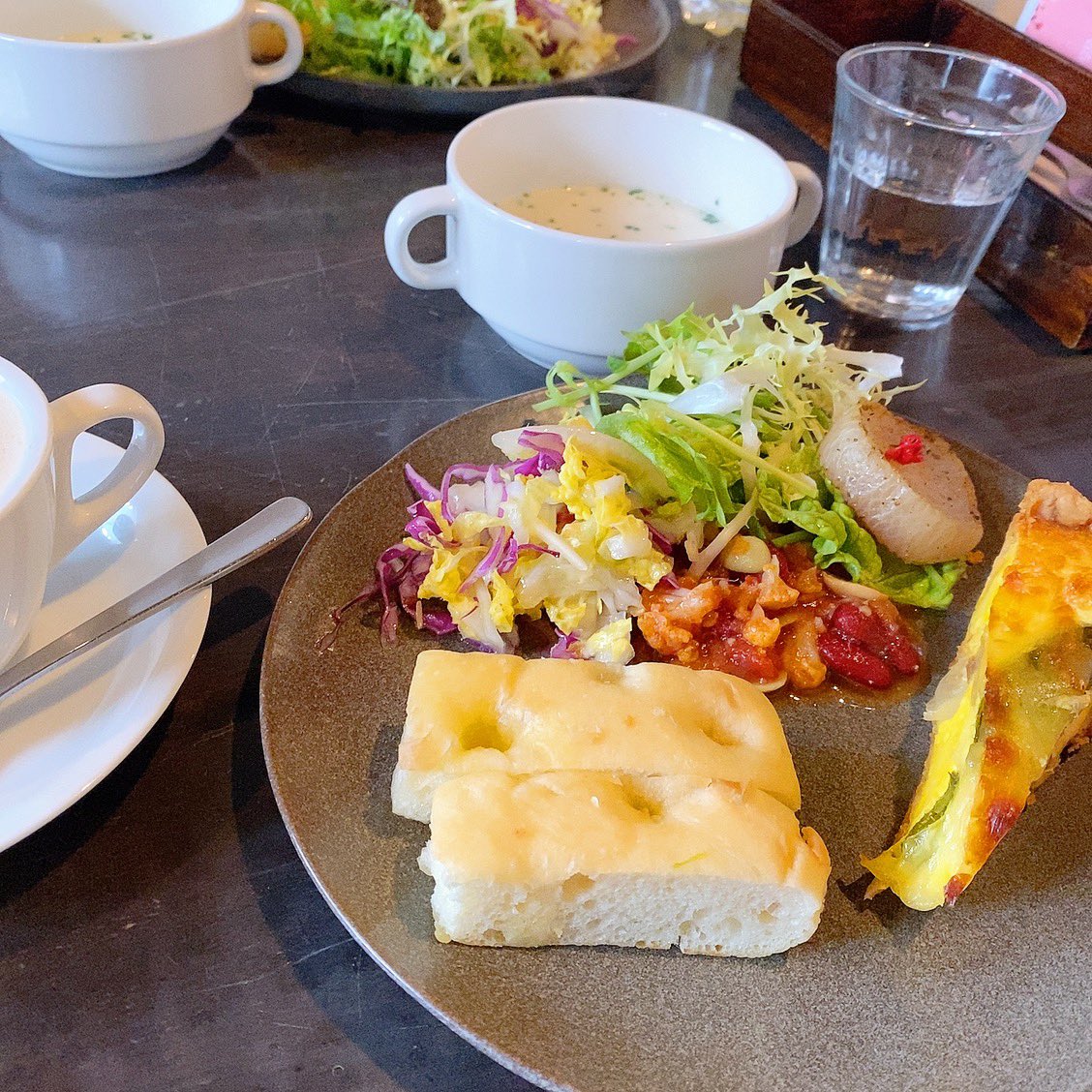 ট ইট র ほい 今日は鶴舞公園の中にあるnunq Nusqさんに行ってきました デザートランチ を頂きました キッシュやチリコンカン スイーツはもちろん付け合せのサラダまで美味しかったな 平日ものんびりしにまた来たい 名古屋カフェ カフェ巡り 鶴舞