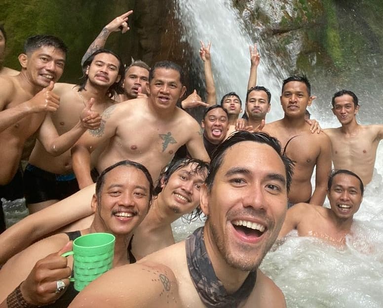 MRVVIP on X: "Darius Sinathrya and Raffi Ahmad shirtless on river bath with  squad. #selebwatch https://t.co/uzDeSvMSkF" / X