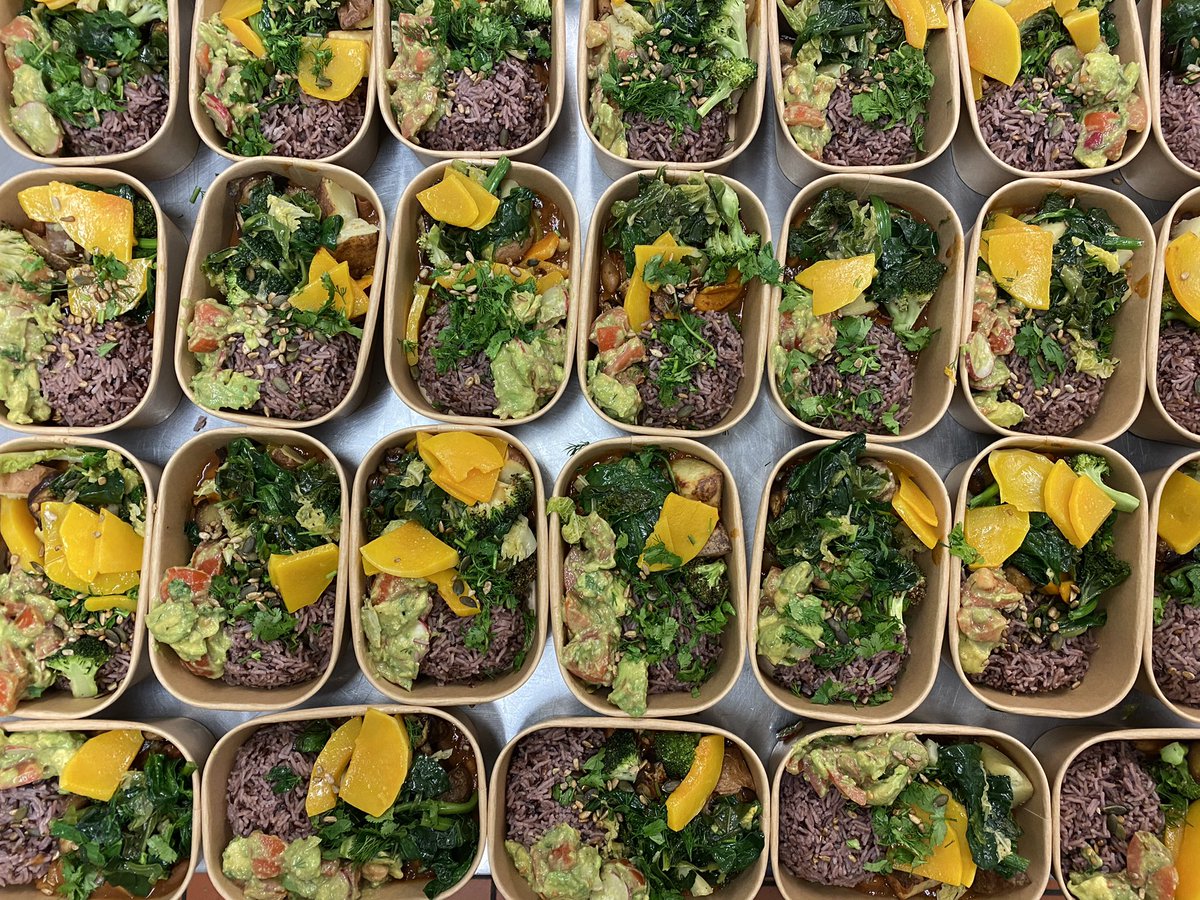 100’s of hot, nutritious meals being sent to the ICU’s from our kitchen <a href="/OUHospitals/">OUH</a> <a href="/GivingBackOx/">Giving Back, Oxfordshire</a> #givingback