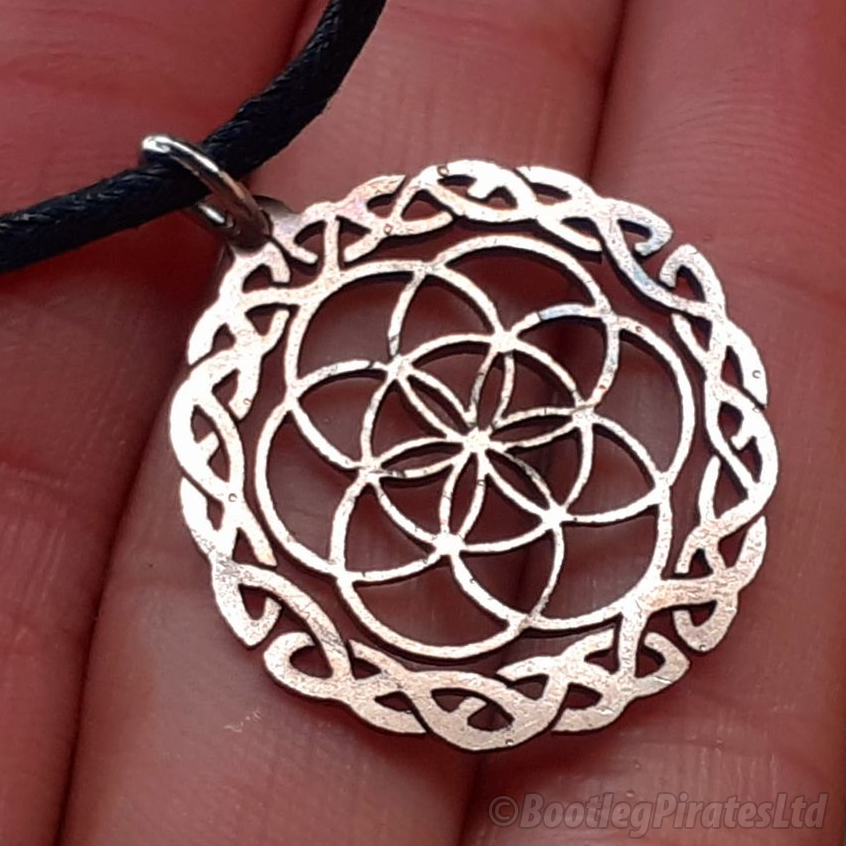 BootlegPirates1's tweet photo. Seed of life with a Celtic border: These are possibly the hardest designs I've ever done, I'm so proud of these.
https://t.co/ZgA3HGQb4z
#Jewelry #HandMadeJewelry #Jewellery #PirateJewellery #HandCutCoin #ShopSmall #ShopIndie #UKSmallBiz #UKCraft #Celtic #CelticKnot #SeedOfLife https://t.co/hOadF0Awnp