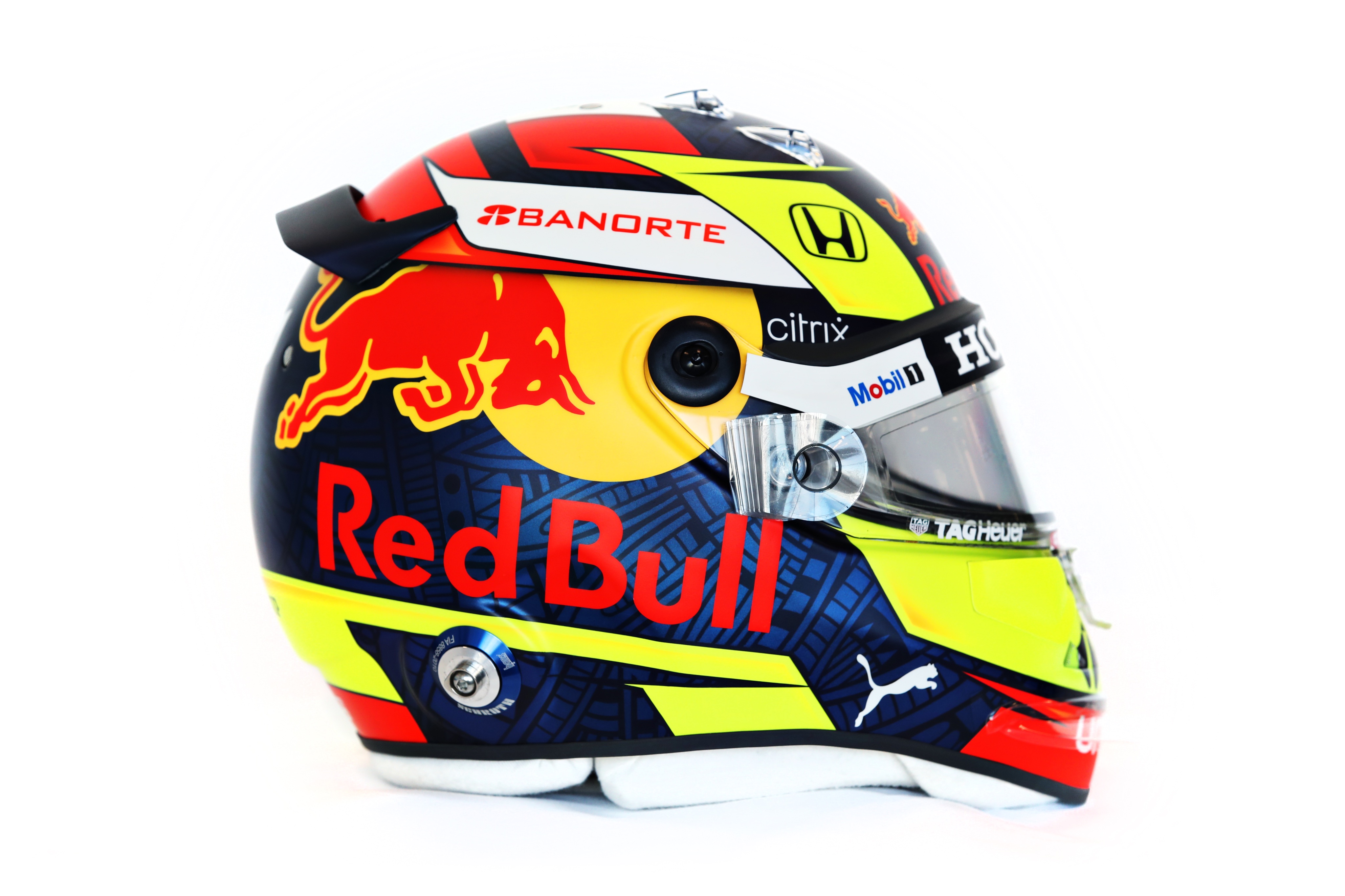 Sergio Pérez presenta su primer casco con Red Bull
