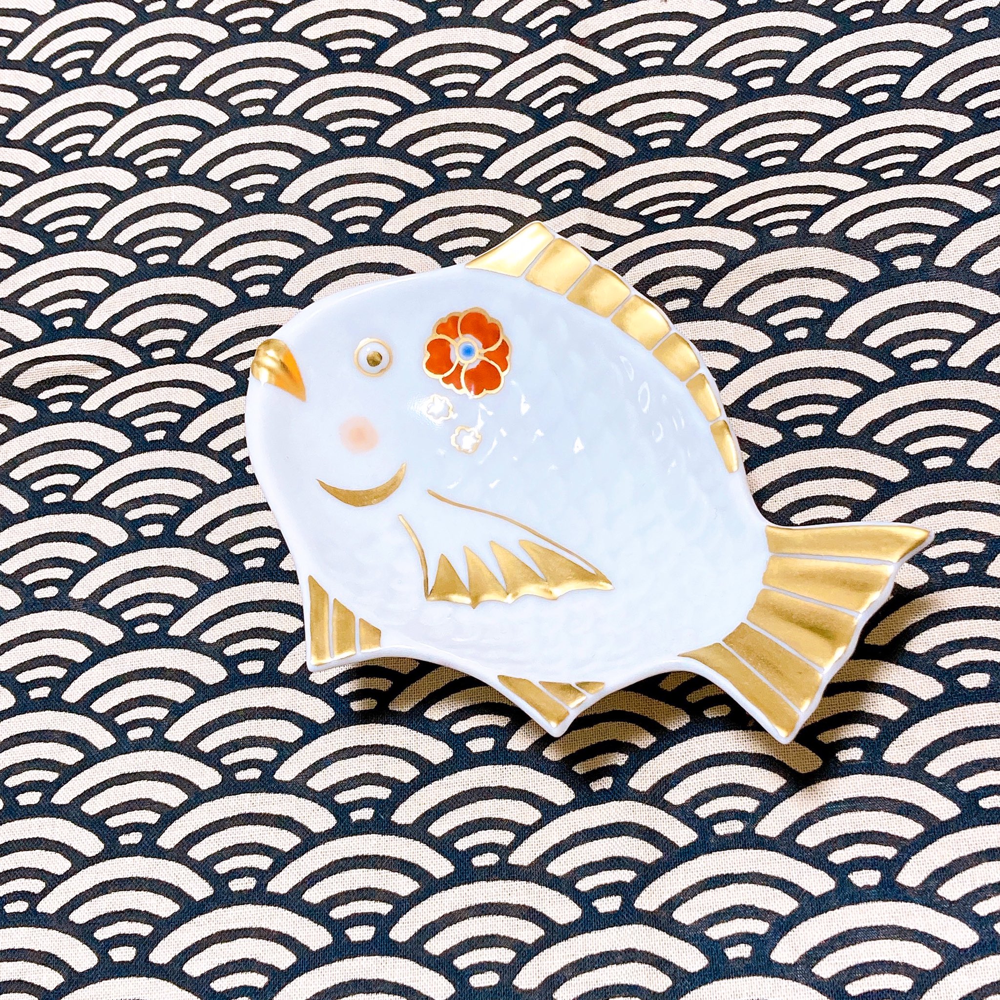 まるたろ うおぉーー ダジャレではない アネモネ付けた魚のお皿 届きましたよ もうかわいすぎる 配信で見た瞬間から決めてました 上出長右衛門窯 9daysshop 上出惠悟 魚皿 T Co Ajqhvyhwl3 Twitter