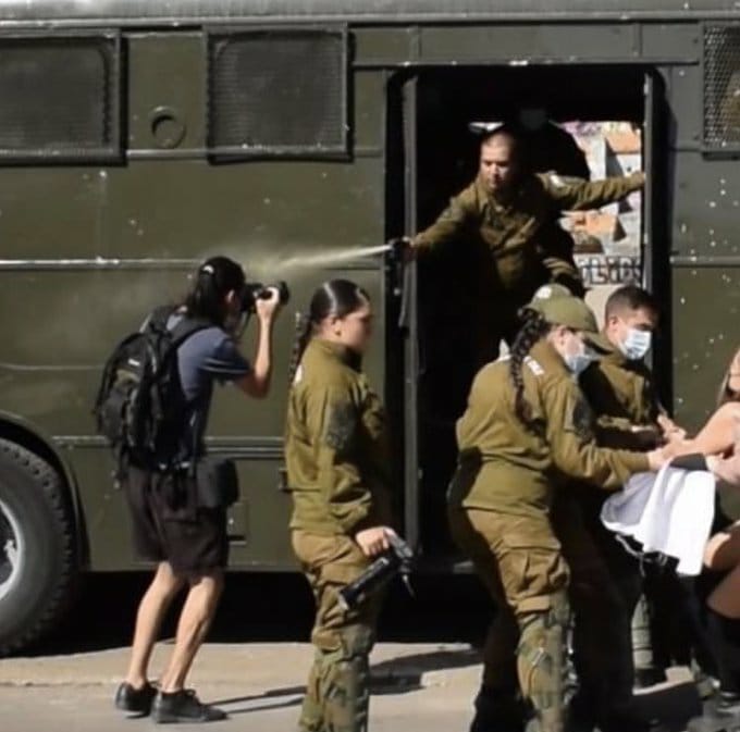 🎙Compartimos comunicado del colectivo @migrarphoto , a propósito de la agresión sufrida a periodista que se encontraba cubriendo manifestaciones en Santiago 

Reiteramos nuestra solidaridad con la prensa independiente ante un lamentable hecho que sigue ocurriendo #PrensaLibre