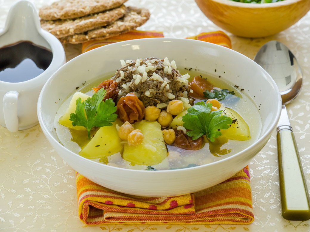 суп бозбаш из говядины. азербайджанская кухня бозбаш. бозбаш эчмиадзинский. коурма бозбаш. армянский суп бозбаш.