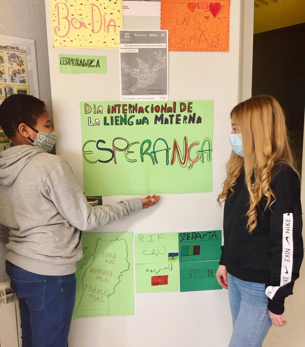 ins_rosetamauri's tweet photo. 🗣 El 21 de febrer es commemora el Dia Internacional de la Llengua Materna.
.
Per celebrar-ho, l’alumnat de l’aula d’acollida ha parlat de les llengües maternes pròpies.
.
💚 Han escollit la paraula ESPERANÇA per escriure-la en la seva llengua i penjar-la a l’aula. https://t.co/SpRNFyIfaa