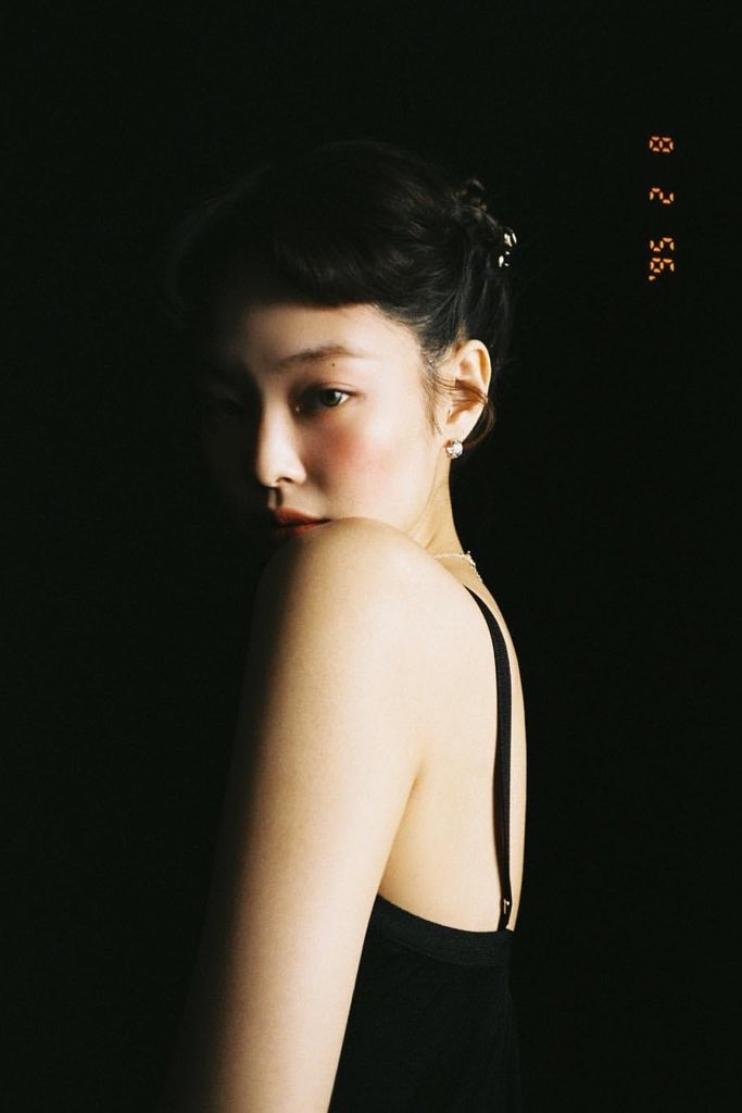 WORLDMUSICAWARD's tweet photo. #BLACKPINK’s #JENNIE  looks so beautiful in her latest Instagram pics...👩‍🎤📸✨👑🤍 @BLACKPINK    
https://t.co/voIKiI1GUN https://t.co/nXj7GgZRL1