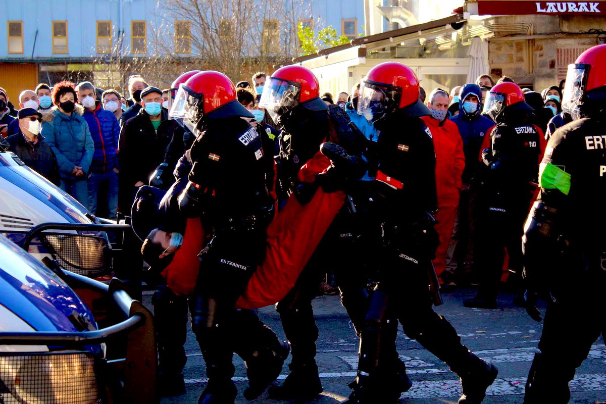 jotabe1963's tweet photo. CCOO denuncia: “La Ertzaintza carga contra una movilización pacífica de la plantilla de Tubacex y detiene a dos trabajadores.

Una vez más, la violencia con la que actúa la Ertzaintza ante protestas laborales que no buscan otra cosa que la defensa del empleo” https://t.co/SQG38nnILf