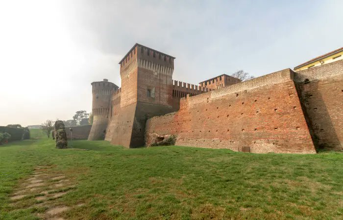 Il periodo storico che stiamo vivendo continua a farci meravigliare dei luoghi che abbiamo sempre avuto a portata di mano. Oggi visitiamo il #borgo di #Soncino con il suo #castello ed i suoi #musei

itinerariodiviaggio.com/cosa-vedere-ne…

<a href="/LucaPery/">Luca P.</a> @rivogliobarbie <a href="/cittameridiane/">cittameridiane</a>
