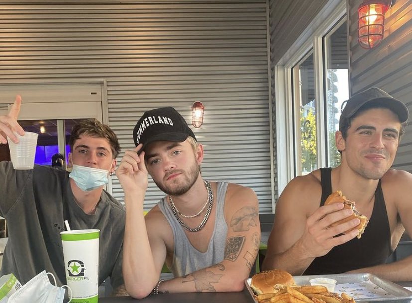 wallowsgarden's tweet photo. i swear i fucking blinked🤭 https://t.co/IqoWU6DSC5