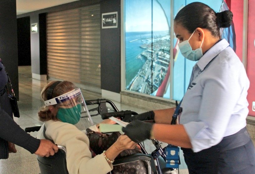 IAIM_VE's tweet photo. #InfoIAIM ✈️|| #23Feb Pasajeros de vuelo especial autorizado de @AerolineasE con destino Cali, realizaron su embarque en el Terminal Internacional del principal aeropuerto del país cumpliendo el protocolo de Bioseguridad y cerco epidemiológico, en aras de combatir el #Covid-19. https://t.co/Q1uqke3s3B