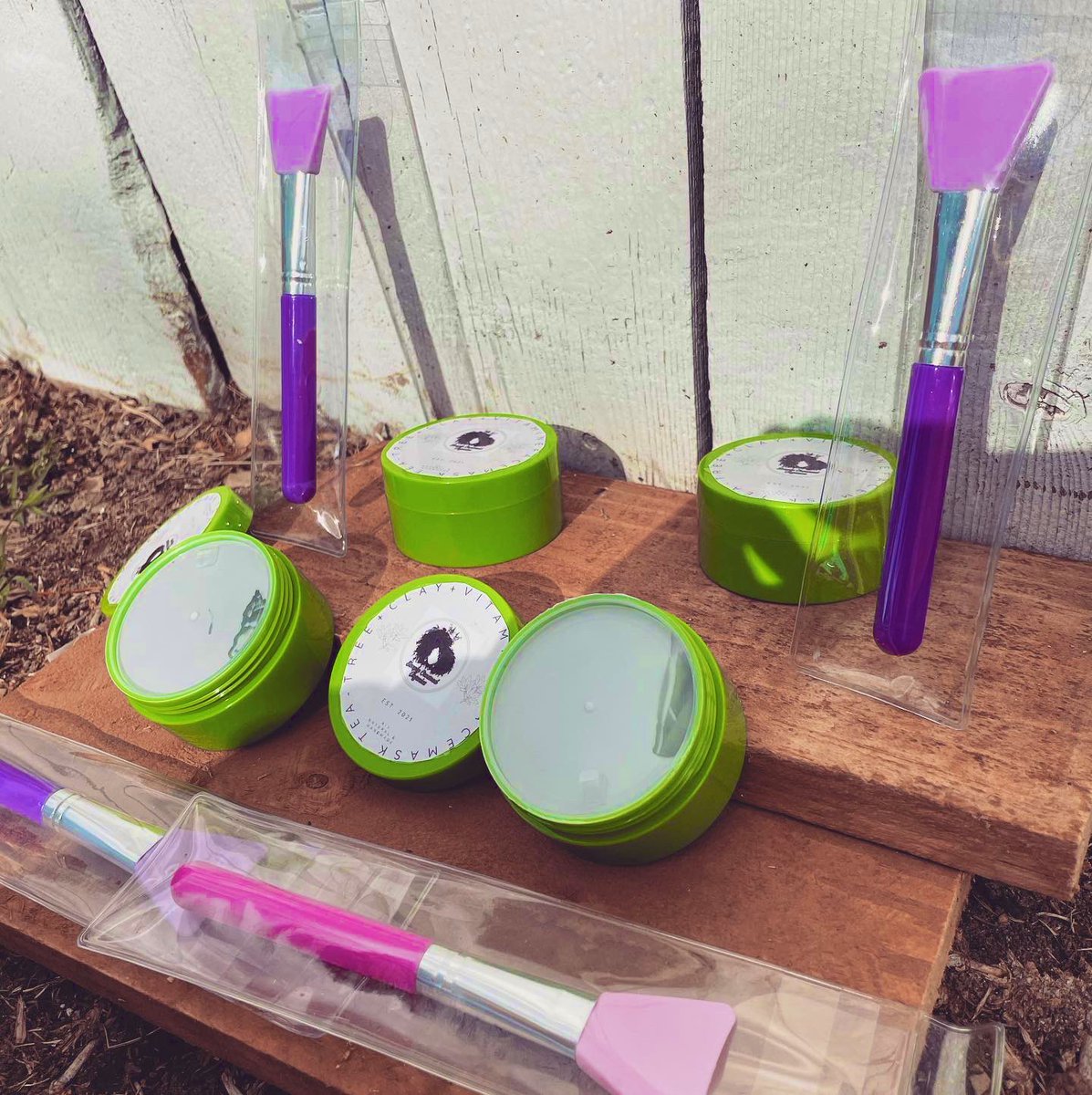simplycrownedco's tweet photo. We only have 2 of our Tea tree + Vitamin E + Clay masks left in stock💞🥺
This product is good for blemished skin, it has antibacterial and detoxifying properties &amp; will leave your skin feeling rejuvenated✨👑
#2left #claymask #teatreemask #vitaminemask #facemask https://t.co/hSRrpZzqsE